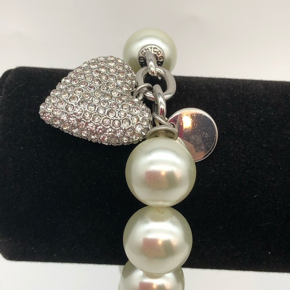 Lovely Chico’s Faux Pearl and Puff Pave Heart Dangle Charm Bracelet - Picture 3 of 4